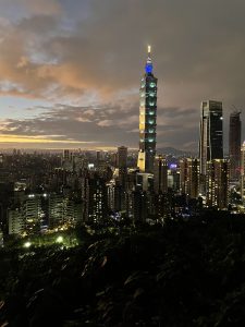 Taipei 101 is considerably taller than other buildings