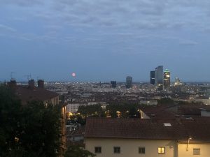 La super lune bleue sur Lyon depuis chez moi : The super blue moon over Lyon seen from my house
