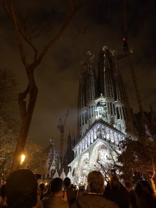 La Sagrada Familia, envuelta en luz para la Semana Santa 2025