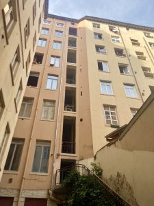 Les grands fenêtres et les plafonds hauts : the large windows and high ceilings