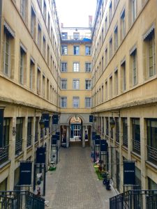 Une cour typique : an archetypal courtyard