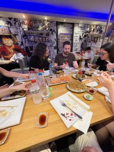 Búfet de sushi con compañeros