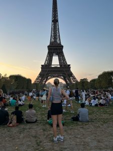 Moi devant La Tour Eiffel