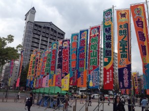 幟。Nobori. Flags representing each competing sumo stable.