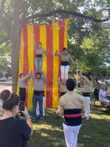 une tour composée des personnes devant un drapeau de la Catalogne