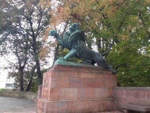 Solche Skulpturen gibt es überall in Darmstadt. Zumteil auch in der Uni 