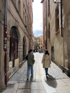 Moi et mon amie dans les rues de Lyon