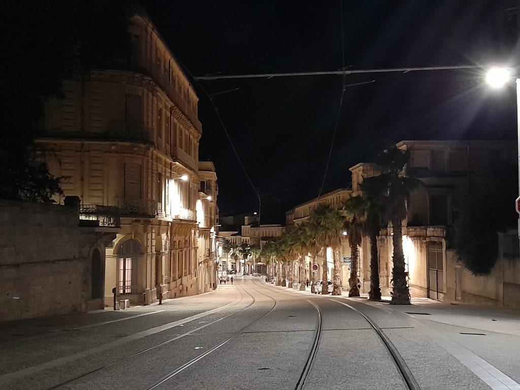 Voies de tram de nuit à Montpellier