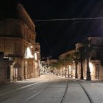 Voies de tram de nuit à Montpellier