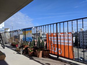 Deux affiches d'Initiative sur un balcon étudiant.