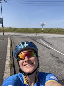 Rennrad-fahren-auf-dem-Deich