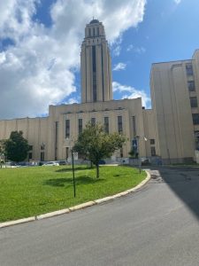 Une grande tour de beton qui se situe das le campus principal à l'université de Montreal