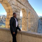 En frente del acueducto de Segovia