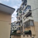 我跟两位中国学生住在第四楼。
一位是我硕士第二年级的
第二位是经济硕士二年级的。
I live on the fourth floor with two chinese students. 
One student is in the second year of my masters programme. 
The other student is in his second year of economics masters.