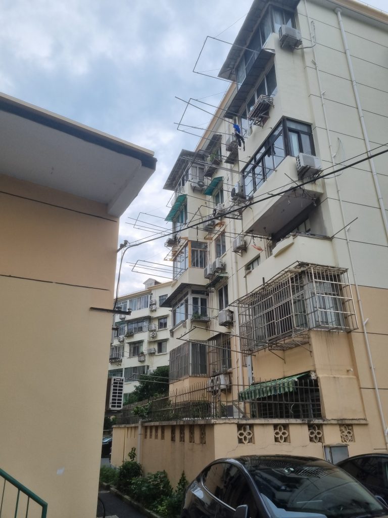 我跟两位中国学生住在第四楼。
一位是我硕士第二年级的
第二位是经济硕士二年级的。
I live on the fourth floor with two chinese students. 
One student is in the second year of my masters programme. 
The other student is in his second year of economics masters.