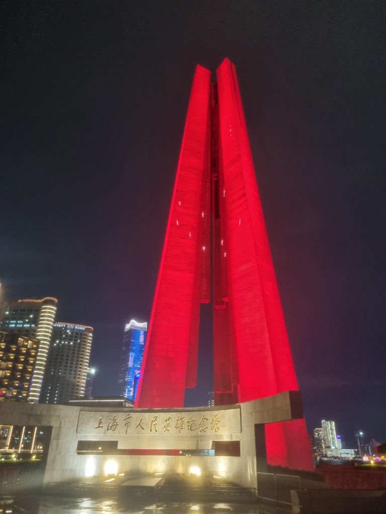 中国认可工党的成功吗？China approving of the labour party's success?

(I am joking, its a hero's memorial I just happened to visit on the day the UK elected Starmer)
