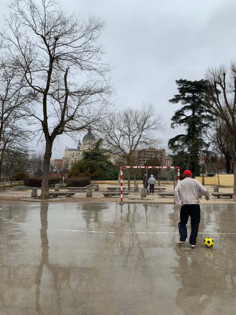 Pasando un ratito playing football next to my flat