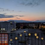 Un coucher de soleil à Genève, avec l'affiche de "L'Initiaive pour des multinationales responsables" en vue.