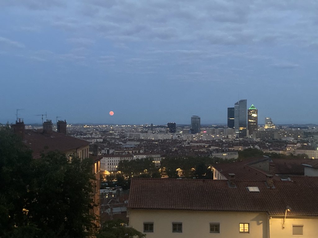 La super lune bleue sur Lyon depuis chez moi : The super blue moon over Lyon seen from my house