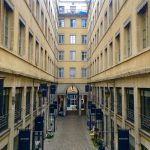 Une cour typique : an archetypal courtyard