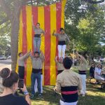 une tour composée des personnes devant un drapeau de la Catalogne